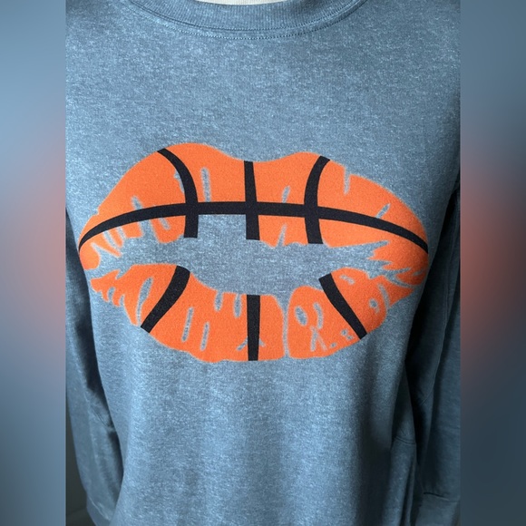 Basketball Lips Print Gray Shirt - Picture 5 of 6